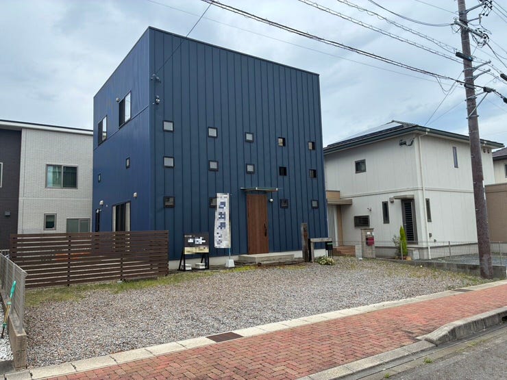 【外観】
築浅ならではの綺麗な外観と、並列で4台駐車可能なゆとりある敷地が魅力!ミニバンや来客用、将来のお子様の車までスッキリ収まります。防犯面やプライバシーにも配慮された、家族が安心して暮らせる設計です。
