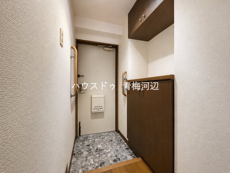 玄関:廊下との段差があまりなく、つまづかずに靴を履いたり脱いだりできます。また下駄箱があるので靴があふれることなく、玄関スペースをスッキリと保てそうです。※一部CG家具消し加工処理をしています。