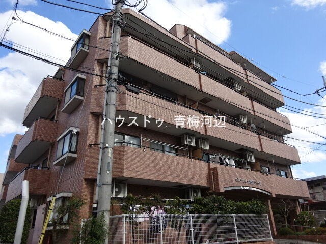 【外観】
5階建ての最上階で陽当たり良好です!スーパー、ドラッグストアも近いので、子育て世帯に便利な立地となっています。