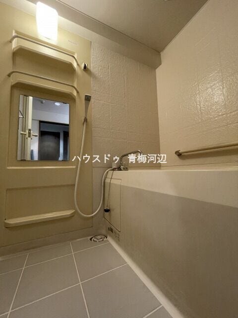 浴室:シンプルで清潔感のある浴室です。