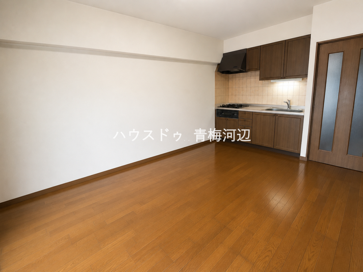 リビング:優しい色合いのフローリングはどんな家具とも相性が良いですね。家族のくつろぎの空間になりそうです。※一部CG家具消し加工処理をしています。