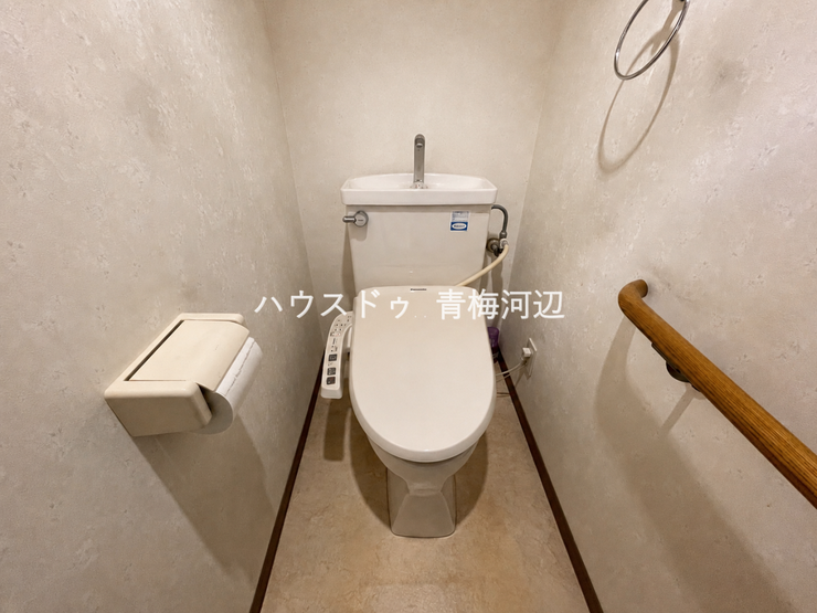 トイレ:ウォシュレット付のトイレになります。収納スペースもあるので買い置きのトイレットペーパーや掃除道具もしまっておけます。※一部CG家具消し加工処理をしています。