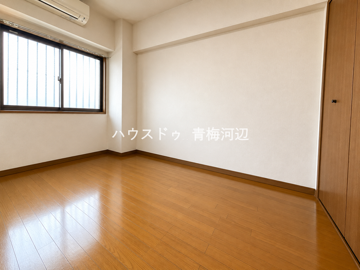 洋室:暗くなりがちな北側のお部屋ですが窓もあるので1日中安定した採光を期待できそうです。※一部CG家具消し加工処理をしています。