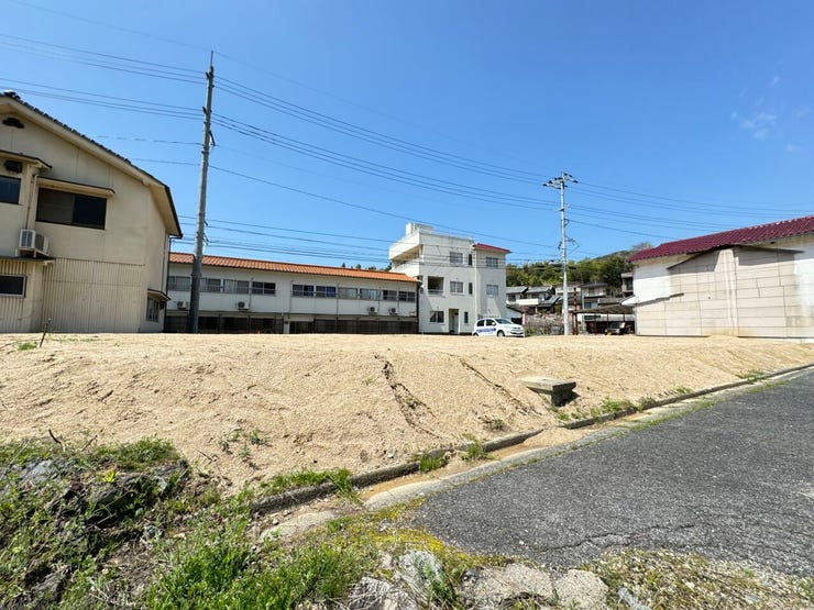道路と高低差あり。