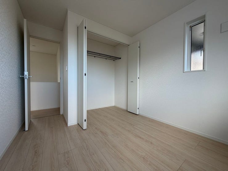 2階には3部屋あり、こちらは5帖の洋室となっています。