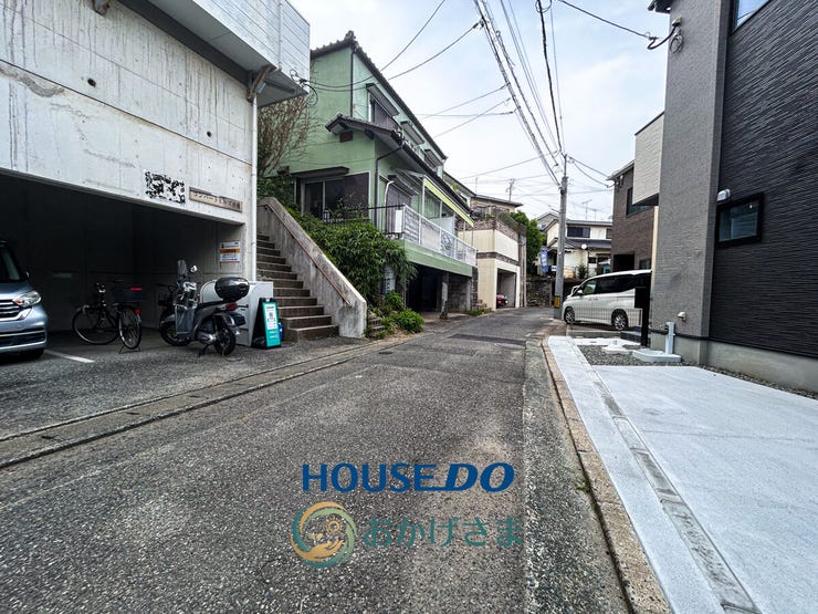【前面道路】
物件に面した舗装済みの前面道路。
周辺は車通りが少なく落ち着いた雰囲気で、静かで穏やかな住環境が保たれています。