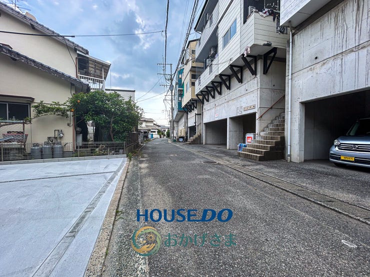 【前面道路】
別アングルから見た周辺道路。
すっきりとした見通しの良い道路で、毎日の車の出し入れや徒歩での移動もスムーズです。