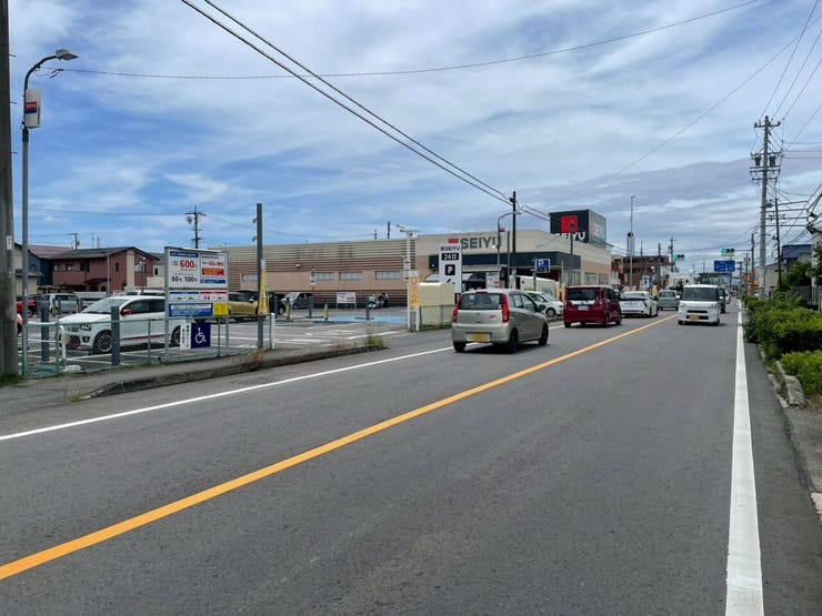 【前面道路】
前面道路が広いため運転がしやすく、日々の交通ストレスが軽減されます!
また家の前が建物などで遮られることがなく、日当たりが良くなり、家全体が明るい印象を受けます!