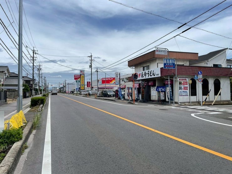 【前面道路】
前面道路が広いため大きな車の方でも車の出し入れがしやすく、駐車もスムーズ♪
見通しが良いため安全性も高まります!
お子さまのいるご家庭でも安心して暮らせる快適な住環境です!