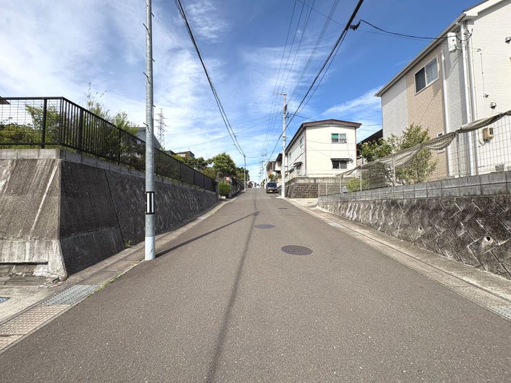 前面道路幅員約6mで車のすれ違いがスムーズです。