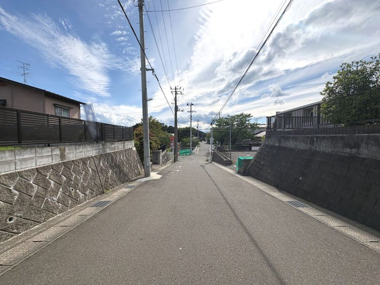 車通りの少ない落ち着いた環境です。