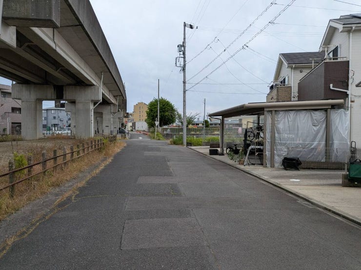 南東側前面道路幅員 約7.5m 間口約7.7mございます。