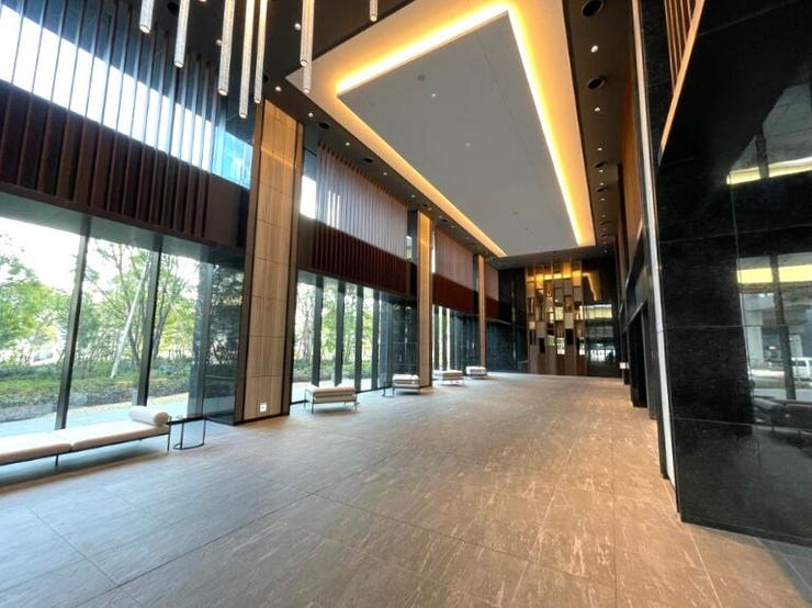 大庇まで高さ約9mものグランドエントランス♪ 開放感あふれるグランドエントランスホール☆天井高約7.8m広さ約330㎡☆コンシェルジュサービス☆取次・手配など各種サービスを取り揃え(10時~19時)
