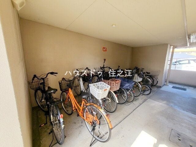 ★屋根付きの駐輪場ですので雨の日も安心。サドルが濡れる事も無いですね!