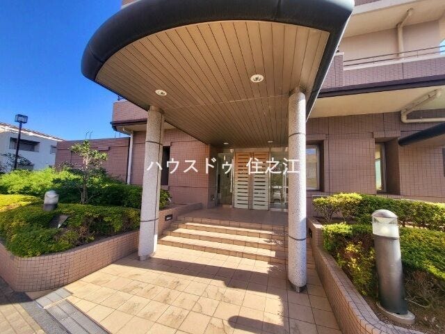 ★エントランスには庇(屋根)がございますので雨の日も安心♪