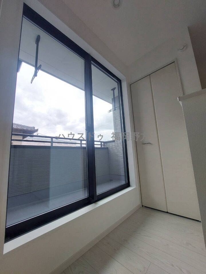 室内からではなく、廊下からバルコニーに出入り
できます!
今、入ってこないでよーなんて事にもなりません