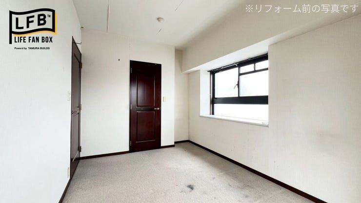 奥の収納はWICになっています♪ちょっとした出窓もあり、お気に入りの小物を飾ることもできます♪