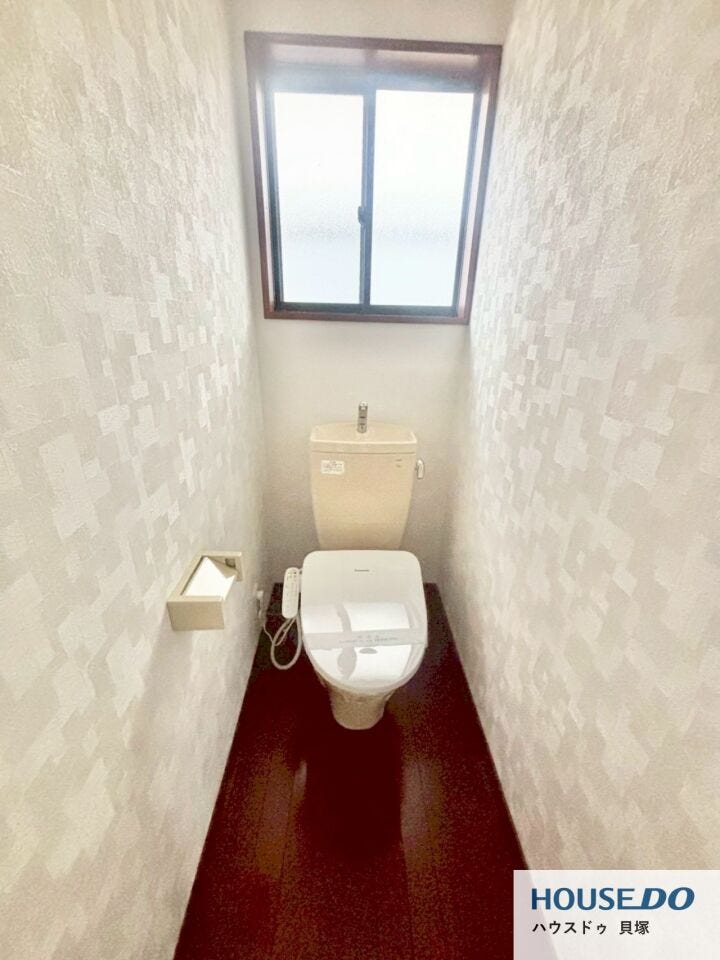 トイレには窓が付いており、明りを取り込めるだけでなく換気もしっかりと出来ます。