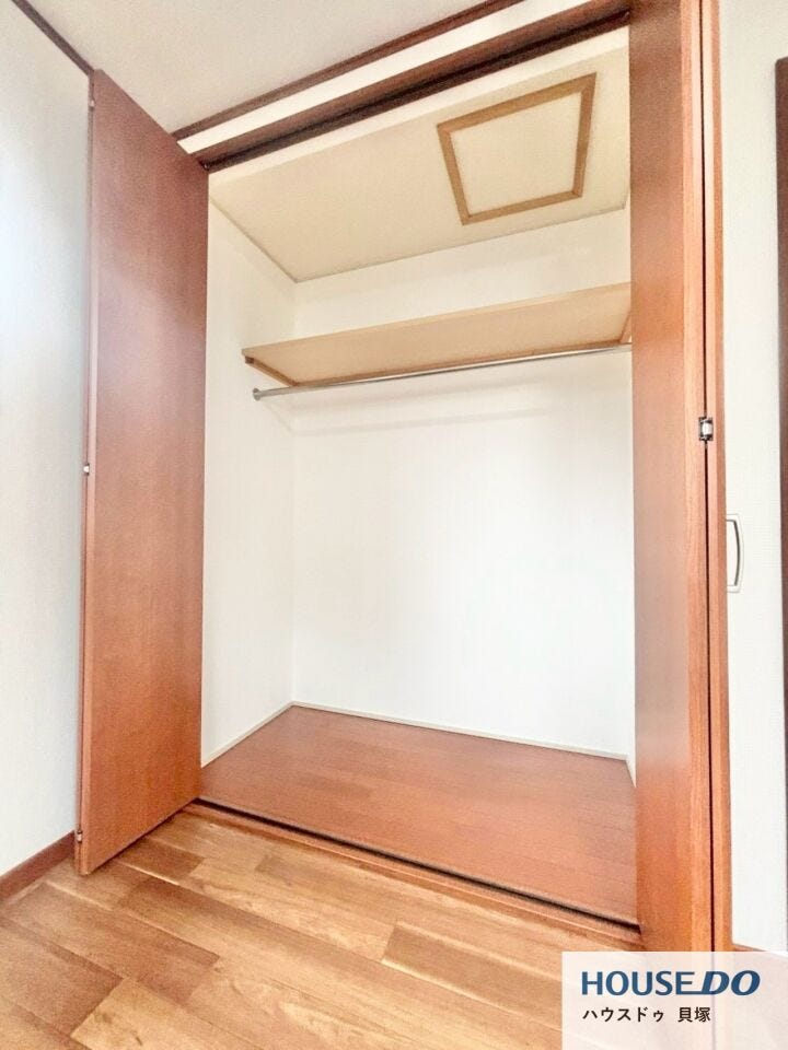 大容量のクローゼットは季節ごとに衣類を分けて収納できます♪