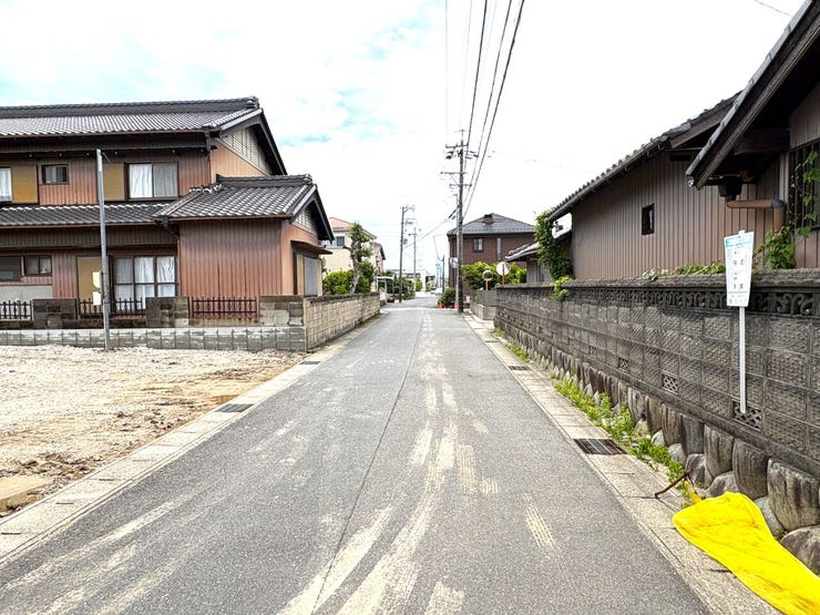 西側前面道路