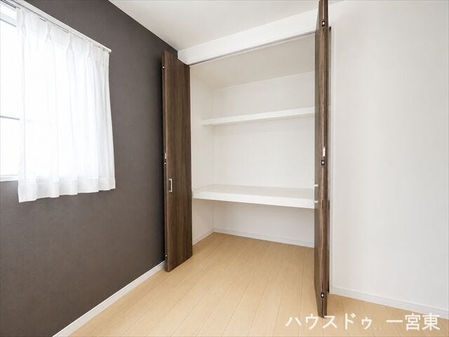※居住中につき室内を CG にて物消しをしたものです。
【8帖洋室】見た目以上の収納力。奥行きを活かして、季節物やかさばる物もすっきり収まります。