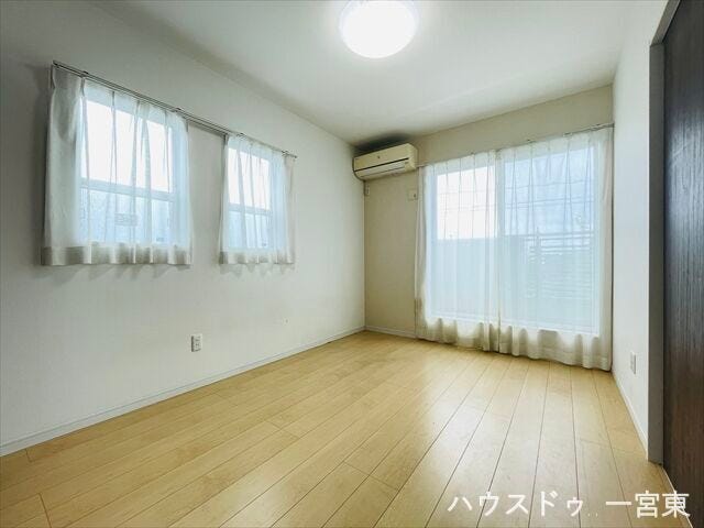 【6帖東】朝日がやさしく差し込むお部屋なので気持ちの良い朝を迎えられそうですね。