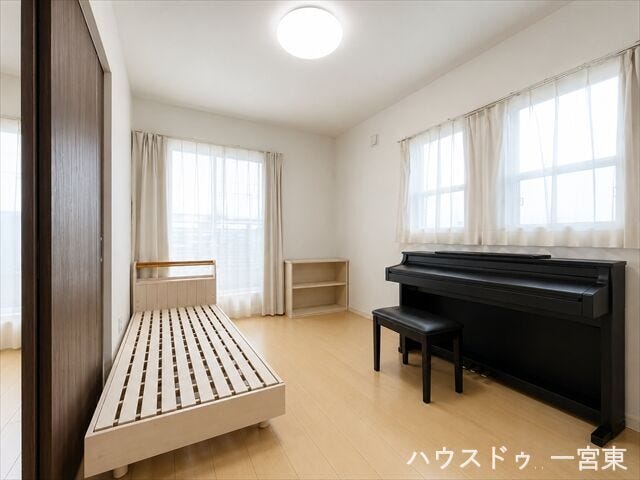 ※居住中につき室内を CG にて家具消しをしたものです。
【6帖西】大きな窓からたっぷりの日差しが入り、明るいお部屋になっています。