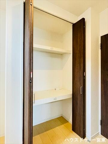 【2階廊下】あると嬉しい廊下収納は掃除用品を入れたり、各部屋に収まりきらないものを収納したりと重宝します。