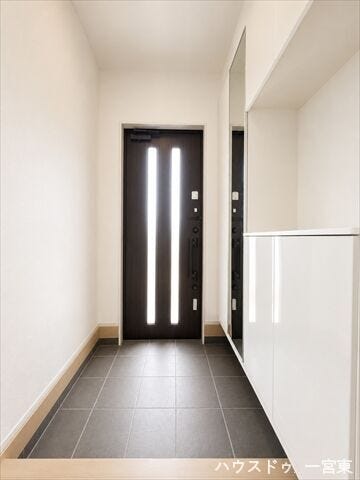 ※居住中につき室内を CG にて物消しをしたものです。
玄関収納には全身が映る鏡が付いているので、お出かけ前のトータルチェックが出来ますね。