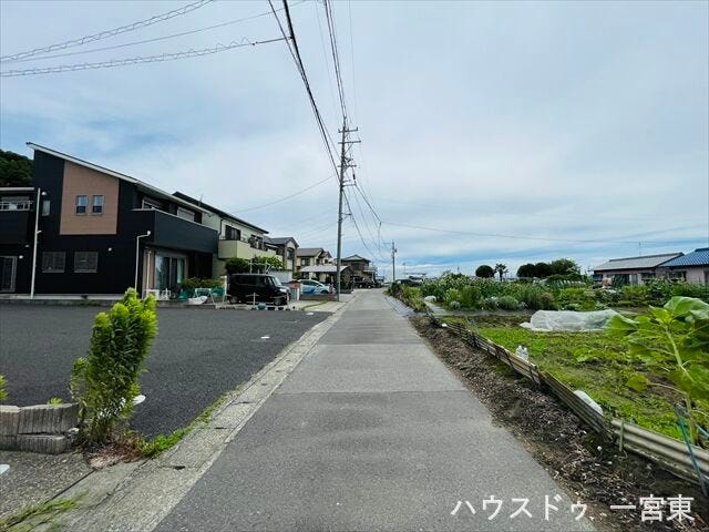 【南側東向き】幅員約3mの前面道路です。大型車が入ってこれないので、騒音などの心配はありません。