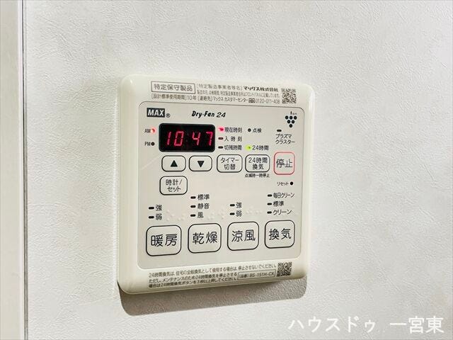 【浴室暖房乾燥機】浴室に湿気を溜めず、カビの抑制などに繋がります。雨の日でも洗濯物をしっかり乾かせますね。