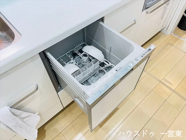 【食器洗浄乾燥機】まとめて洗えてしっかり乾燥。忙しい日でも、キッチンをすっきり保てます。