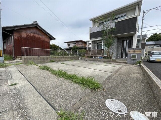 並列駐車2台可能なカースペース。車の出し入れもしやすく便利です。
