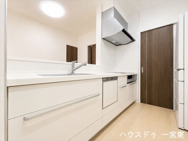 ※居住中につき室内を CG にて物消しをしたものです。
リビング・ダイニングが見渡せるキッチン。食洗器付きで毎日の家事をサポートします。