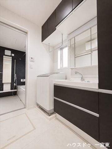 ※居住中につき室内を CG にて物消しをしたものです。
洗面台には収納もしっかりついていますので、洗剤やシャンプーなどのストックもできます。大きな鏡で朝の身支度も楽々♪