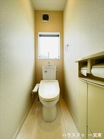 収納棚付きのトイレです。トイレットペーパーのストックも置いておけますね。