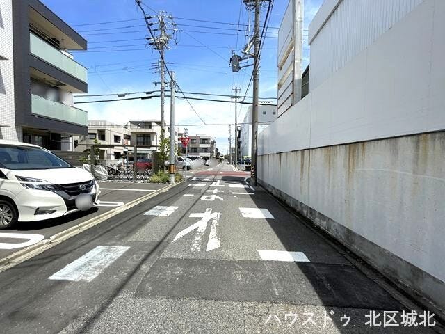 【西側前面道路】
幅員約5.3m前面道路。
2台の車がすれ違うことが出来る道幅です。