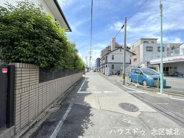 【西側前面道路】
幅員約5.3m前面道路。
道幅が広すぎると交通量が増えてしまうのも心配ですので、これぐらいが理想的な道幅なのかもしれませんね。