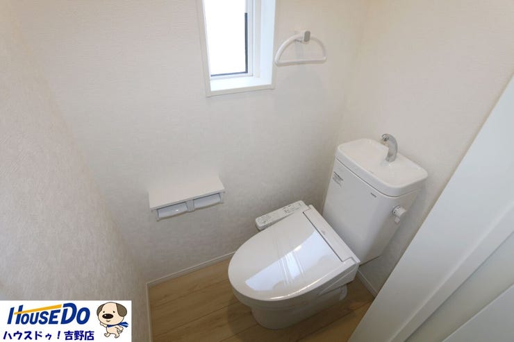 2階トイレ。温水洗浄便座付きのトイレは快適で、いつも清潔に保たれます。