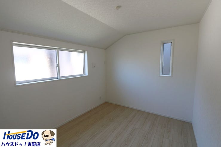 2階洋室5.2帖。全居室収納あり。お部屋をスッキリ片付けられます。