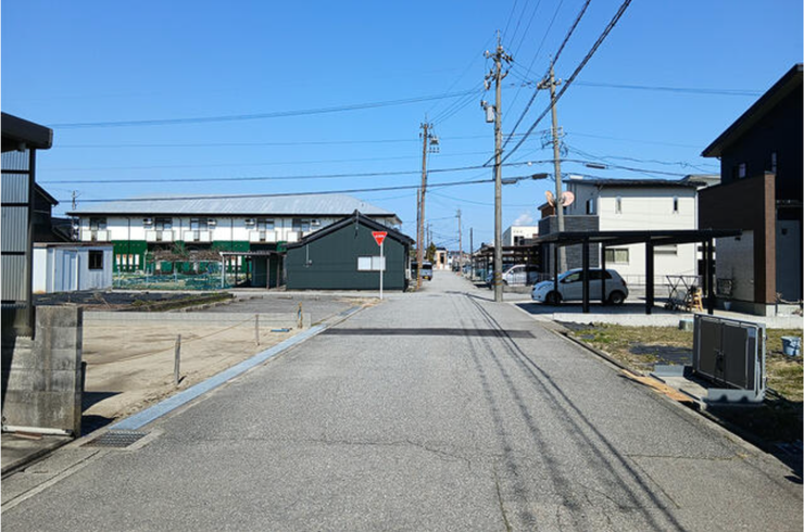 全面道路は幅員6.7m。車の出し入れやすれ違いもスムーズ。
スーパーまで徒歩8分と日々の買い物や通勤にも便利な立地です。