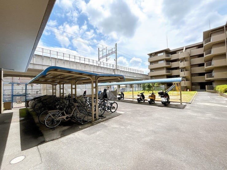 カーポート付きで雨の日の乗り降りにも濡れにくい駐輪場です◎