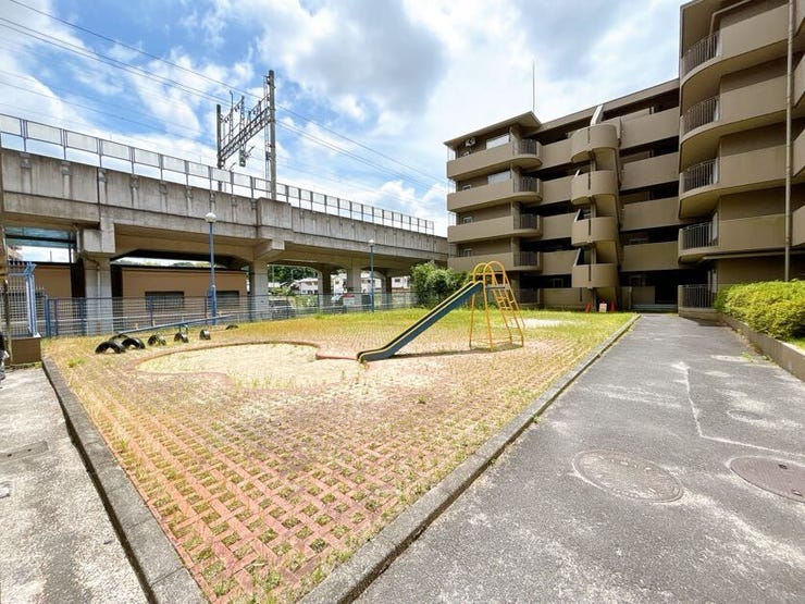 敷地内に公園があってお子様にも安心して遊んでいただけます。