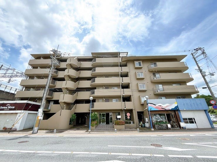 【外観】
「菜畑駅」より徒歩約1分の立地◎