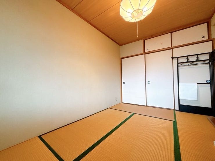 押入れがあり、布団などもたくさん収納できます◎