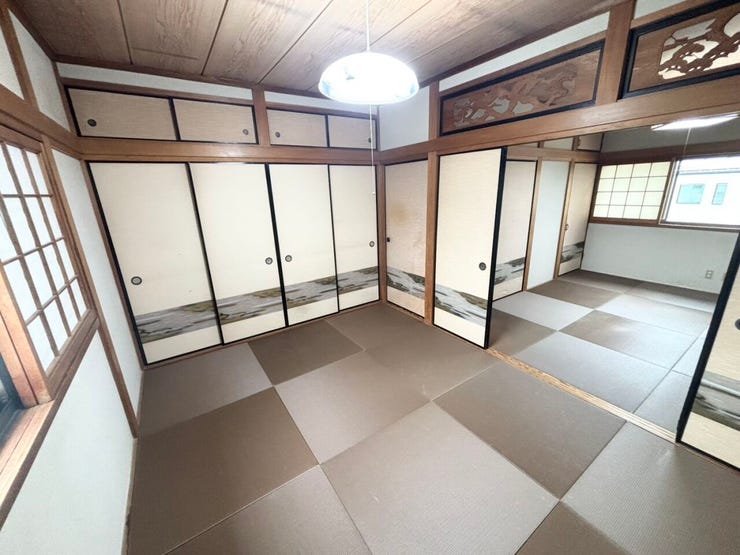 2階和室はニ間続きで襖を開放すれば大人数用の客室としても使える余裕の広さ♪