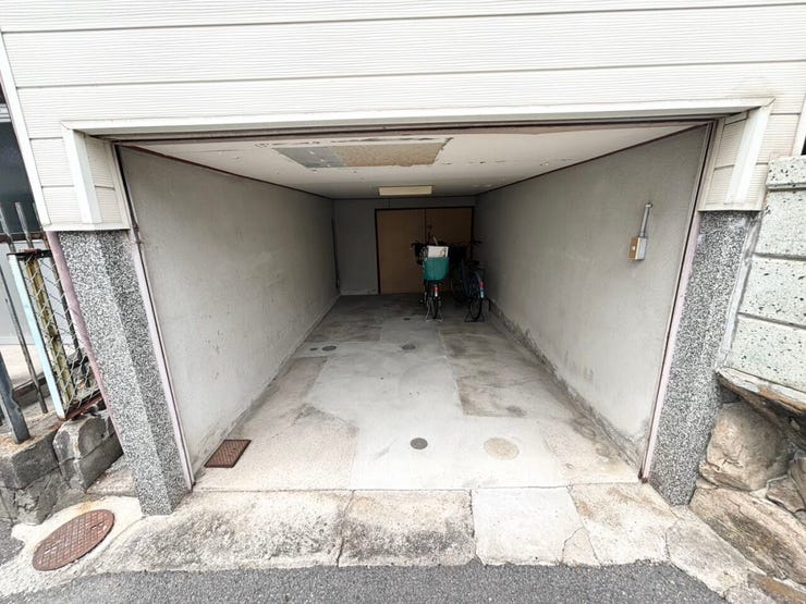 趣味のバイクなども停めれます!
奥には収納もあり畳2畳分はあります♪