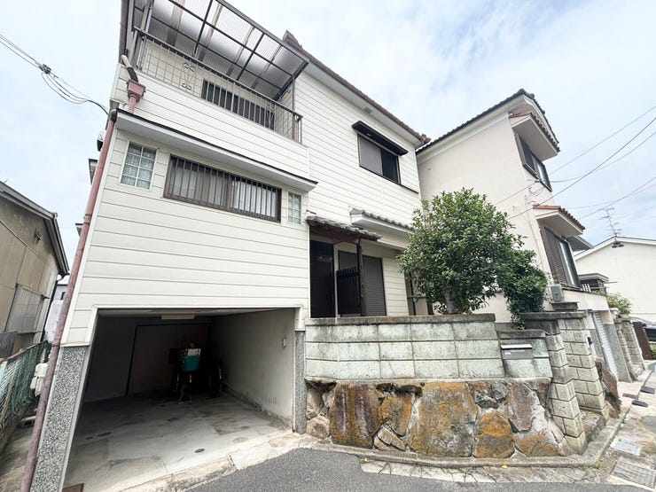 【外観】
近鉄南大阪線恵我ノ荘駅まで徒歩8分!
閑静な住宅街の陽当たりの良いオススメ物件です♪