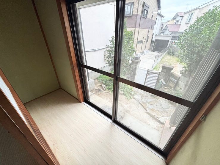 南側玄関向きに板の間があり、来客もすぐに確認できますね♪