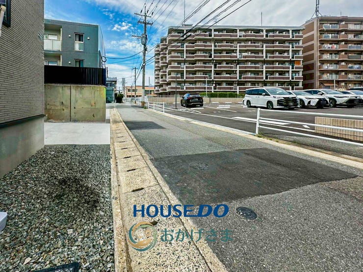 【前面道路】(23.jpg)
物件に面した舗装済みの公道。
視界を遮る高い建物が近くになく、明るい日差しが差し込む開放的な環境です。